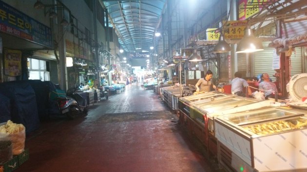 良洞水産物市場内の風景